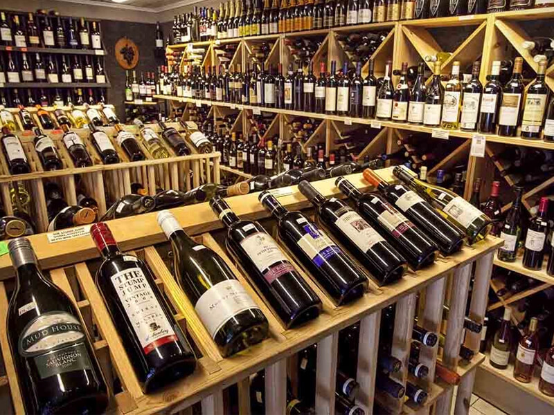Bạn nên chọn mua rượu ở những cửa hàng uy tín để đảm bảo chất lượng