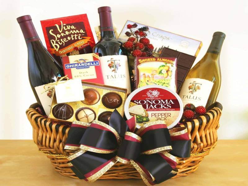 Giỏ quà Tết ngoại nhập với các loại rượu và bánh kẹo nhập khẩu phù hợp biếu tặng sếp hoặc đối tác