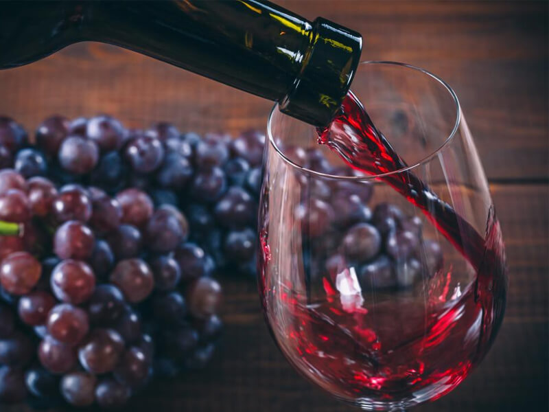 Màu đỏ của rượu vang được rằng sẽ mang lại may mắn cho năm mới
