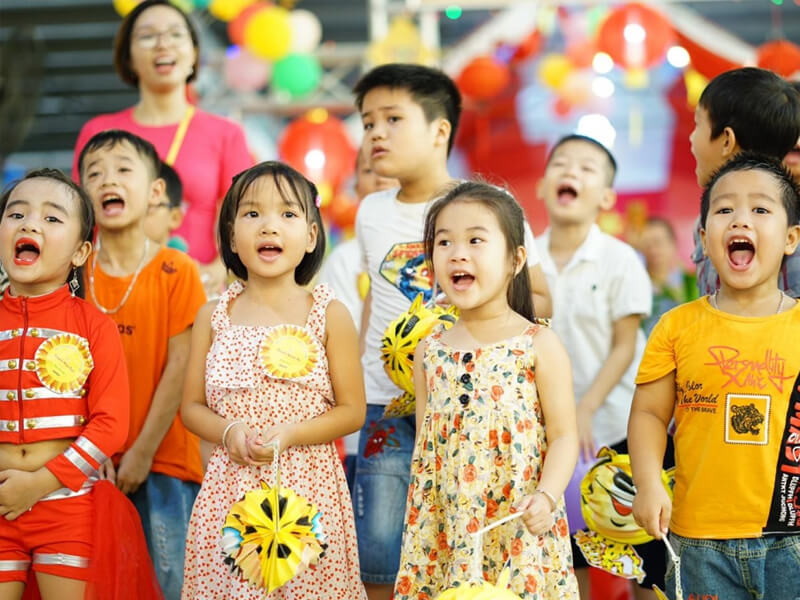 Các em nhỏ tham gia ca hát tại nhà thiếu nhi TP.HCM