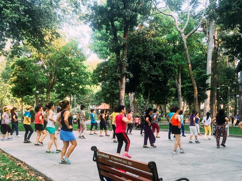 Các cô chú tập thể dục tại công viên thống nhất