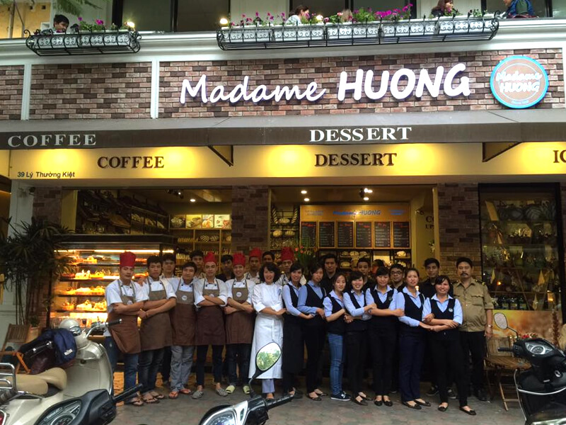 Cửa hàng bánh trung thu Madame Huong với gam màu trầm ấm