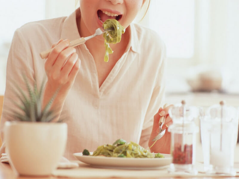 Ăn chậm nhai tốt giúp dạ dày có thời gian báo hiệu lên não bộ rằng bạn đã nạp đủ năng lượng
