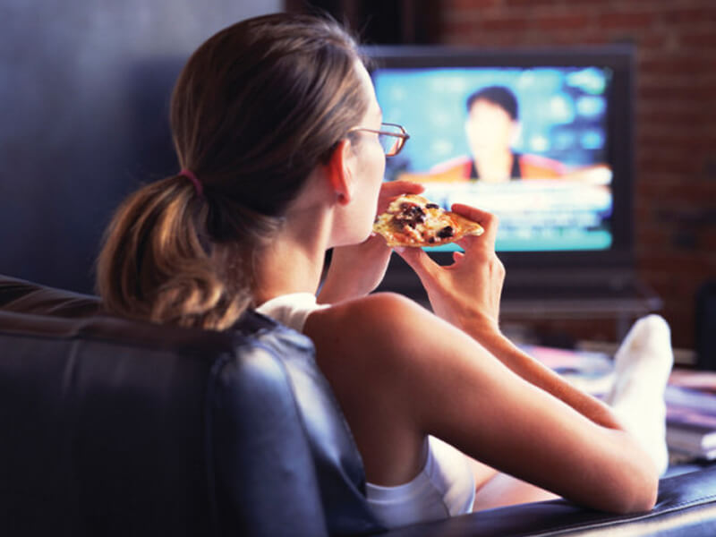 Vừa ăn vừa xem TV sẽ làm bạn khó kiểm soát lượng thức ăn