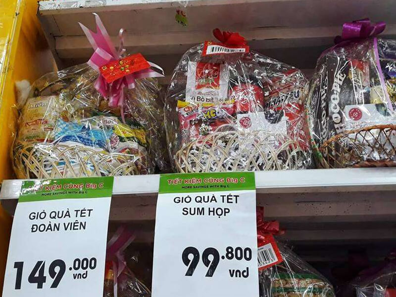 Giỏ quà Tết 100k được bày bán trong siêu thị