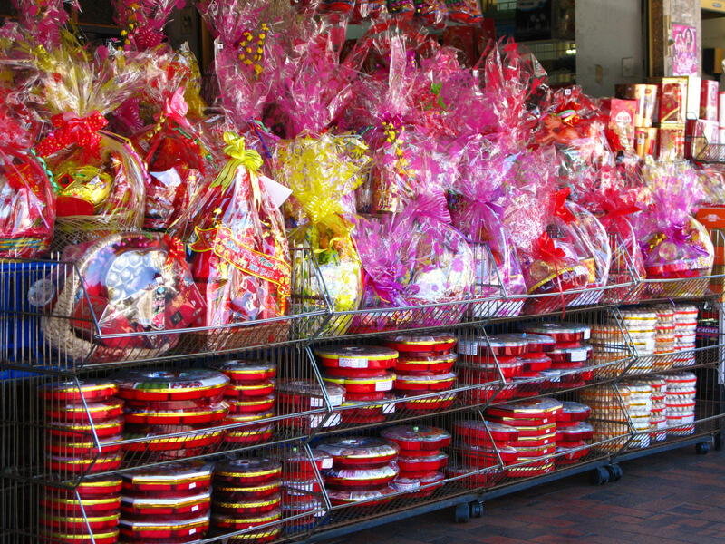 Giỏ quà Tết được trưng bày tại gian hàng bánh kẹo