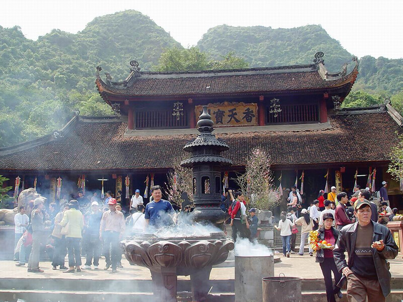 Chùa Hương ngày đầu năm đông đúc người ghé đến lễ chùa