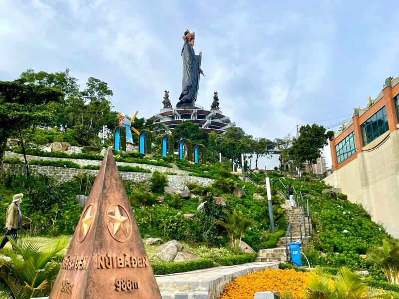 Núi Bà Đen với tượng Phật Bà cao giữa trời