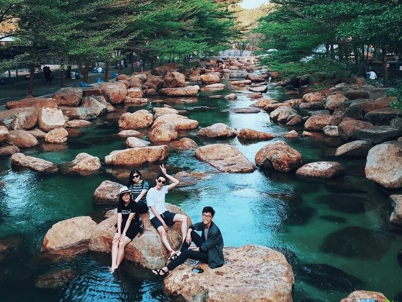Dòng suối trong xanh tại khu du lịch Thủy Châu