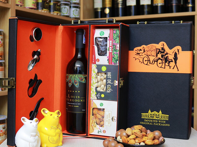 Hộp quà Tết rượu vang kèm các loại hạt dinh dưỡng của thương hiệu The Wine Box
