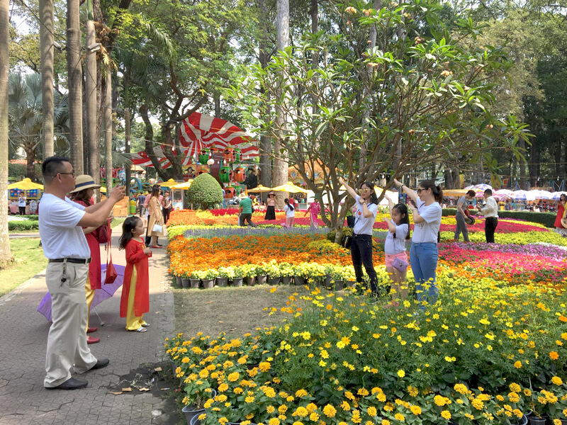 Người dân chụp hình tại chợ hoa xuân Tao Đàn